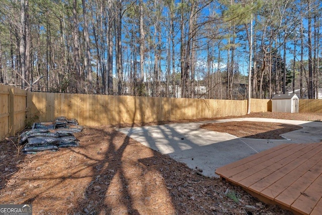 view of yard with a shed