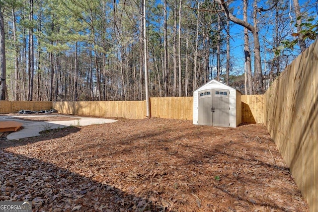 view of yard featuring a shed