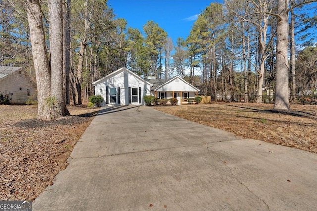 ranch-style house with covered porch