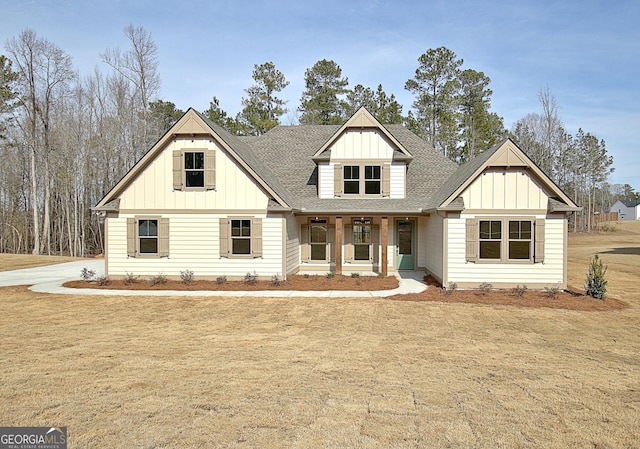 view of front facade featuring a front lawn and a porch