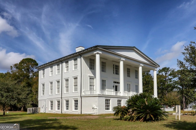 exterior space featuring a lawn