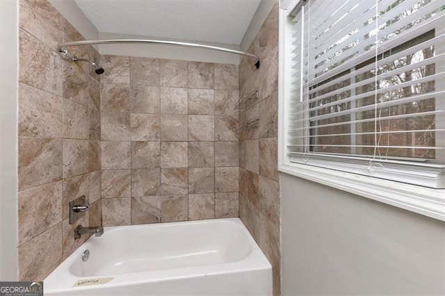 bathroom with tiled shower / bath