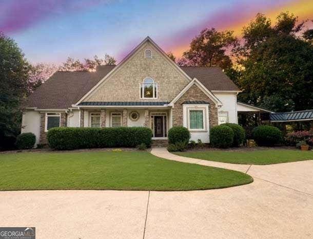 view of front facade with a lawn