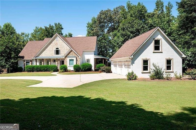 view of front facade featuring a garage and a front yard