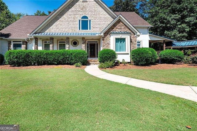 view of front facade featuring a front yard