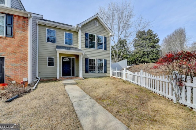 view of front of home featuring a front yard