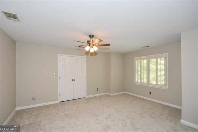 unfurnished room with light carpet and ceiling fan