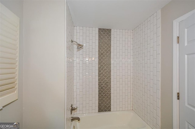 bathroom featuring tiled shower / bath