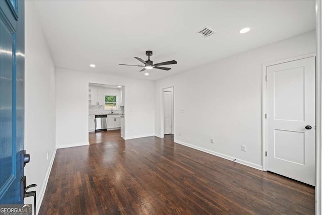 empty room with dark wood-type flooring, ceiling fan, and sink