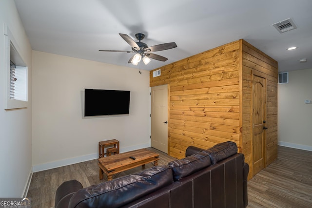 living room with dark wood-type flooring and ceiling fan