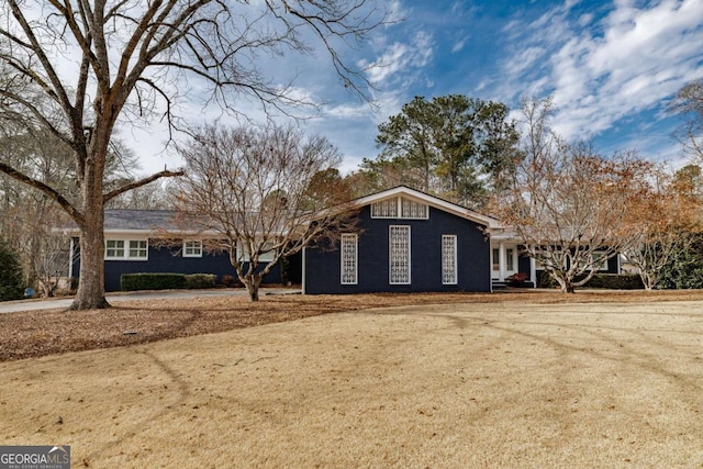 ranch-style house featuring a front yard