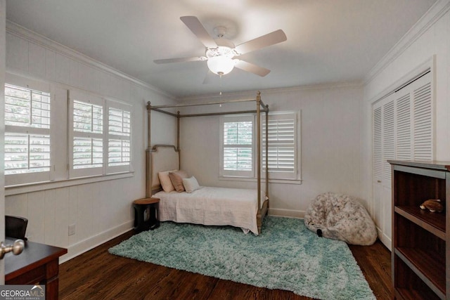 bedroom featuring ceiling fan, ornamental molding, dark hardwood / wood-style flooring, and a closet