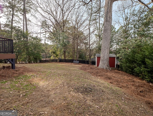 view of yard featuring a shed