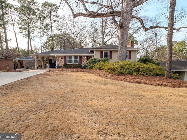 view of front of home featuring a front lawn and a carport