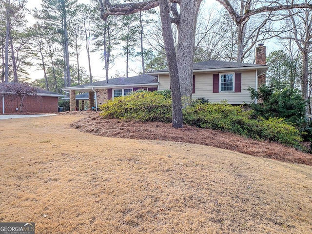 ranch-style home with a front yard