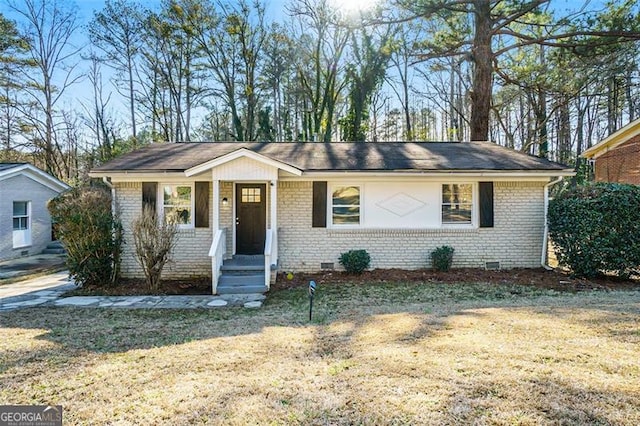 single story home with a front lawn