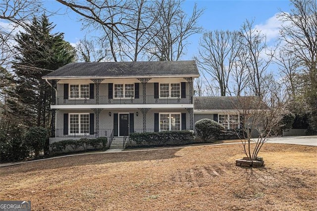 view of front of home with a front lawn and covered porch