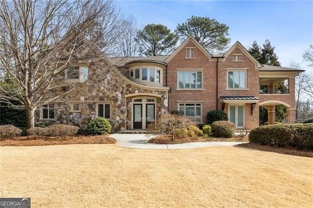 view of front of house featuring a front yard