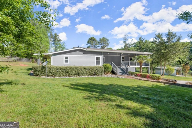 view of front of property featuring a front yard