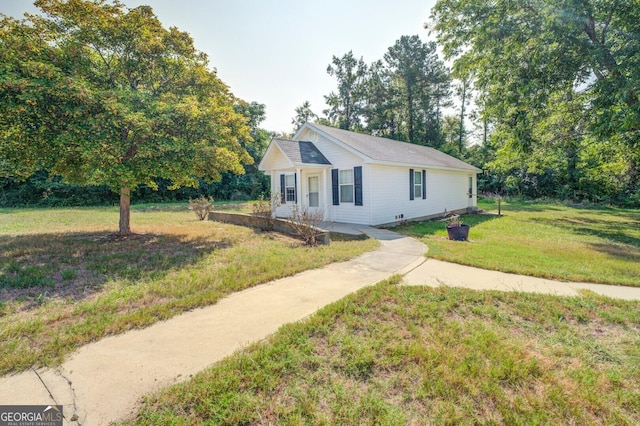 bungalow featuring a front lawn