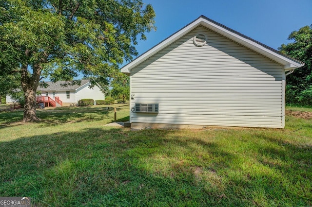 view of side of property featuring a lawn