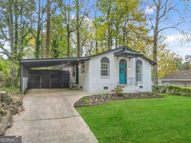 view of front of home with a front yard and a carport