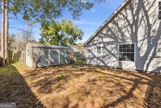 view of yard featuring a shed