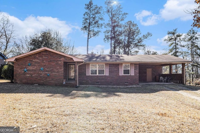 view of front of house with a carport and a front lawn