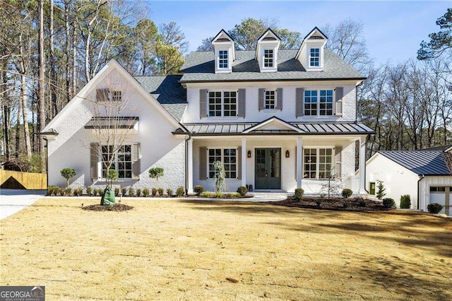 view of front of property featuring a front yard and a porch