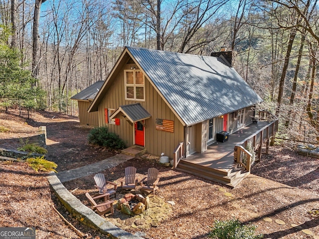 view of front of home with an outdoor fire pit