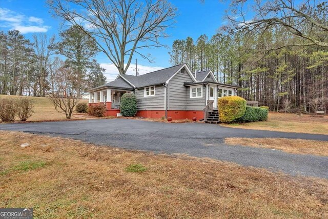 view of front of home featuring a front yard and a porch