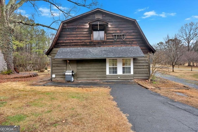 view of front of home featuring a front yard