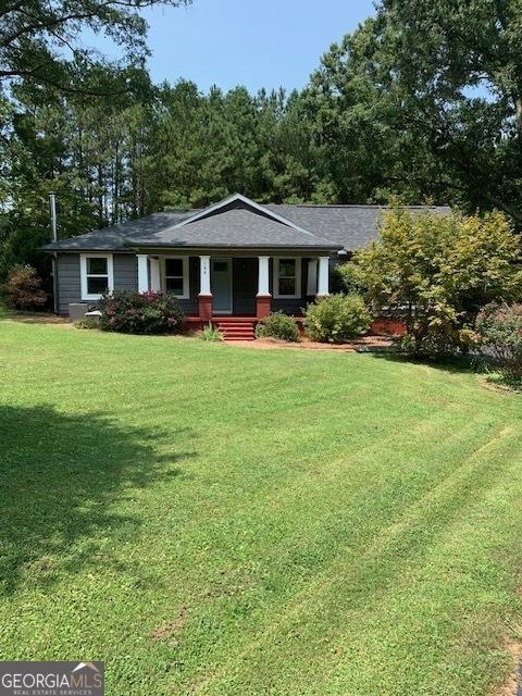 view of front of property featuring a front yard