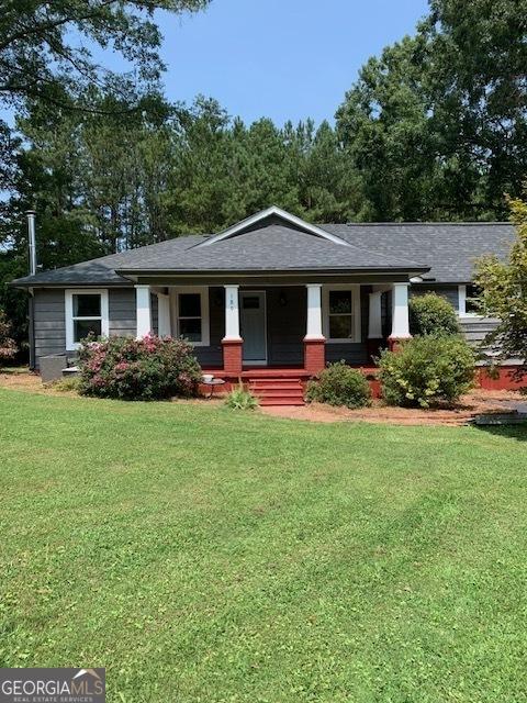 view of front of house featuring a porch and a front lawn