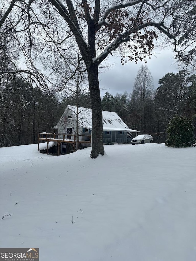 view of yard layered in snow