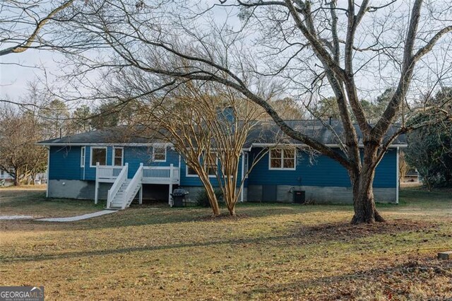 ranch-style house featuring a front lawn