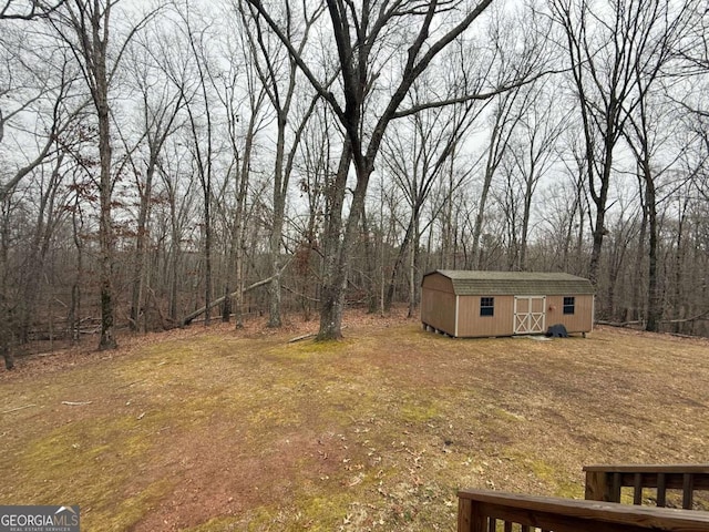 view of yard with a shed