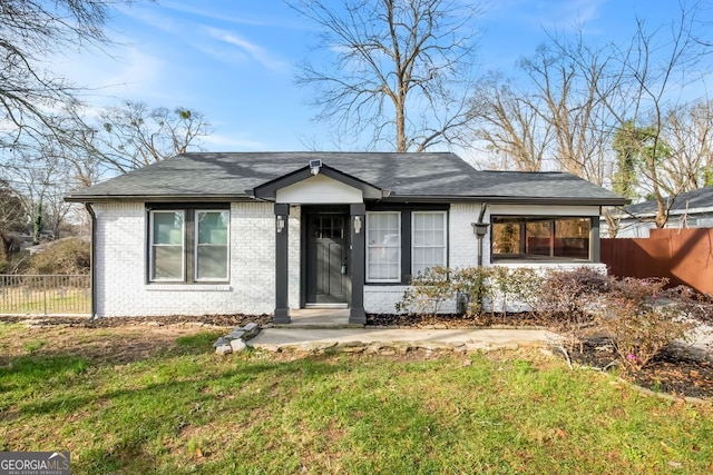 single story home with a front lawn