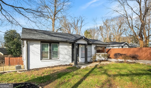 view of front of home featuring a front lawn