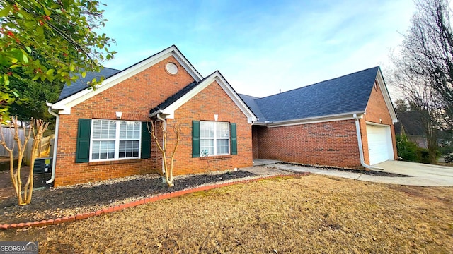 view of front facade with a garage and a front yard