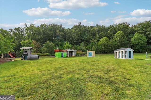 view of yard featuring a storage unit