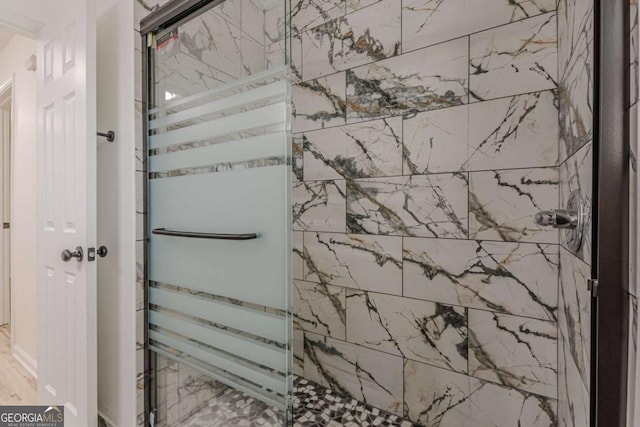 interior details with a shower with shower door