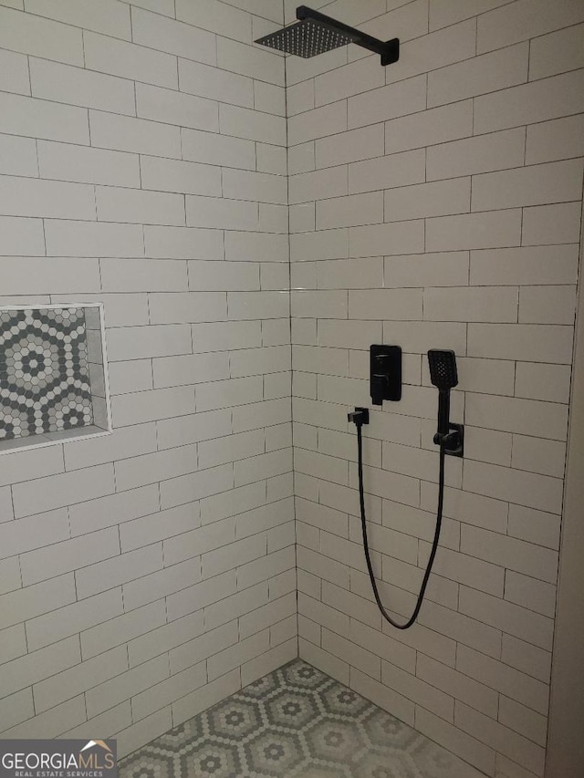 bathroom featuring a tile shower