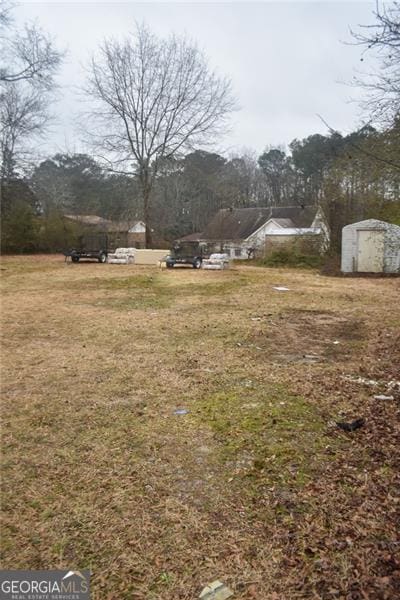 view of yard featuring a storage unit