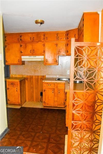 kitchen featuring tasteful backsplash and dark parquet floors