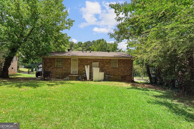 back of house featuring a yard