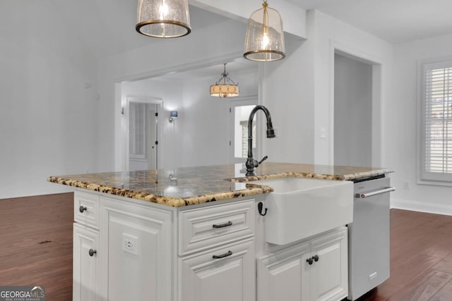 kitchen featuring sink, white cabinetry, an island with sink, decorative light fixtures, and stainless steel dishwasher