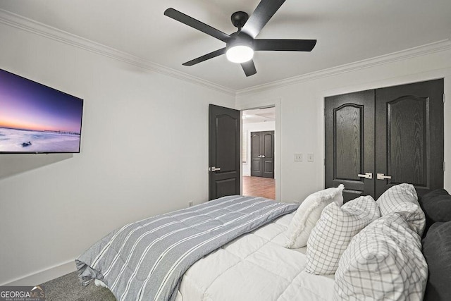 bedroom with carpet floors, ornamental molding, and ceiling fan