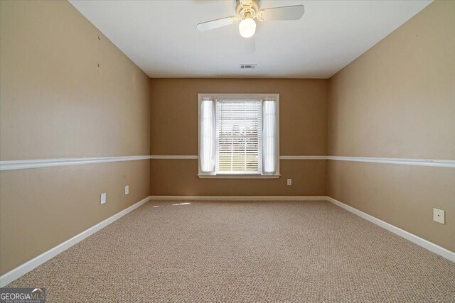 carpeted empty room featuring ceiling fan