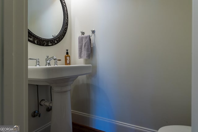 bathroom featuring toilet and baseboards